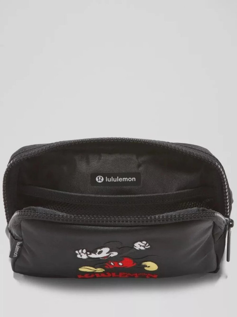 Disney x lululemon Everywhere Belt Bag 1L – Mickey in Motion Graphic Crossbody - Picture 3 of 6